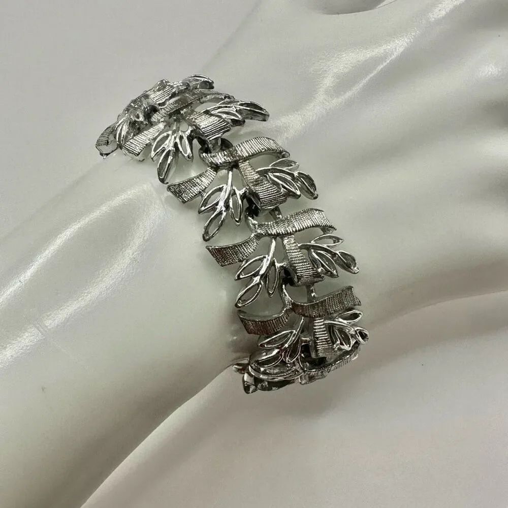 Silver tone leaf pattern vintage bracelet